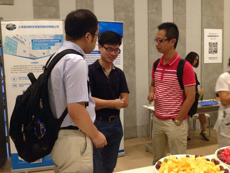 南宫28CMC部分副主任黄冲和参会职员交流