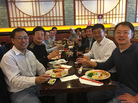 汪俊博士（右3）和专家们先容南宫28的最新海内大事记