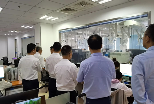 陈博士向导杨副市长一行人旅行了南宫28规范化的先进实验室，解说了药物临床前的研发和IND申报流程。