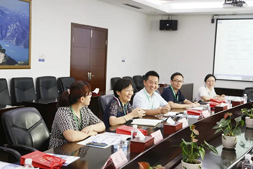 宜昌人福药业副总裁、总工程师李莉娥，产品开发中心主任吕金良，副主任吴有斌、曲龙妹等