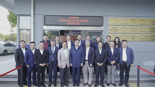 十二届天下政协副主席马培华一行人与南宫28向导合影