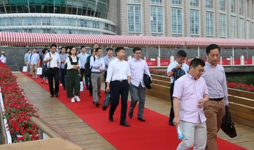 晚宴伊始，前来加入晚宴的嘉宾们纷纷踏上红毯，前往码头